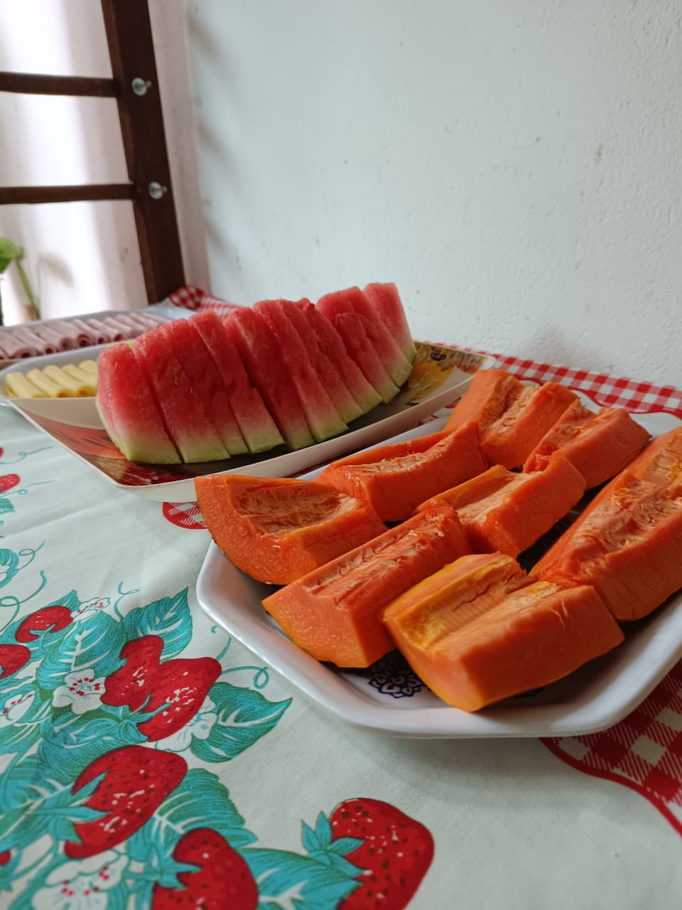 Frutas frescas servidas no café da manhã