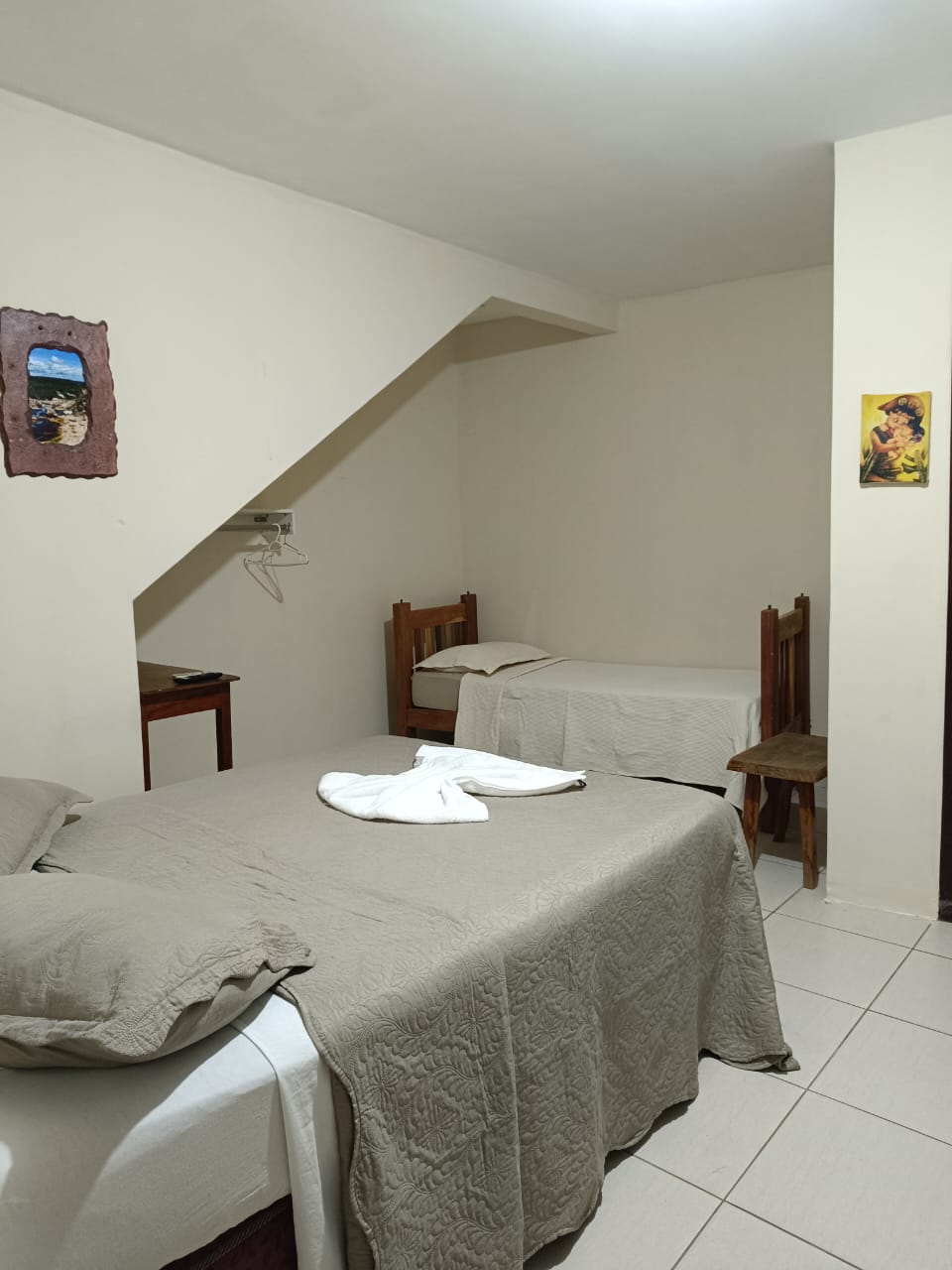 Quarto com cama de casal, ar-condicionado e banheiro privativo