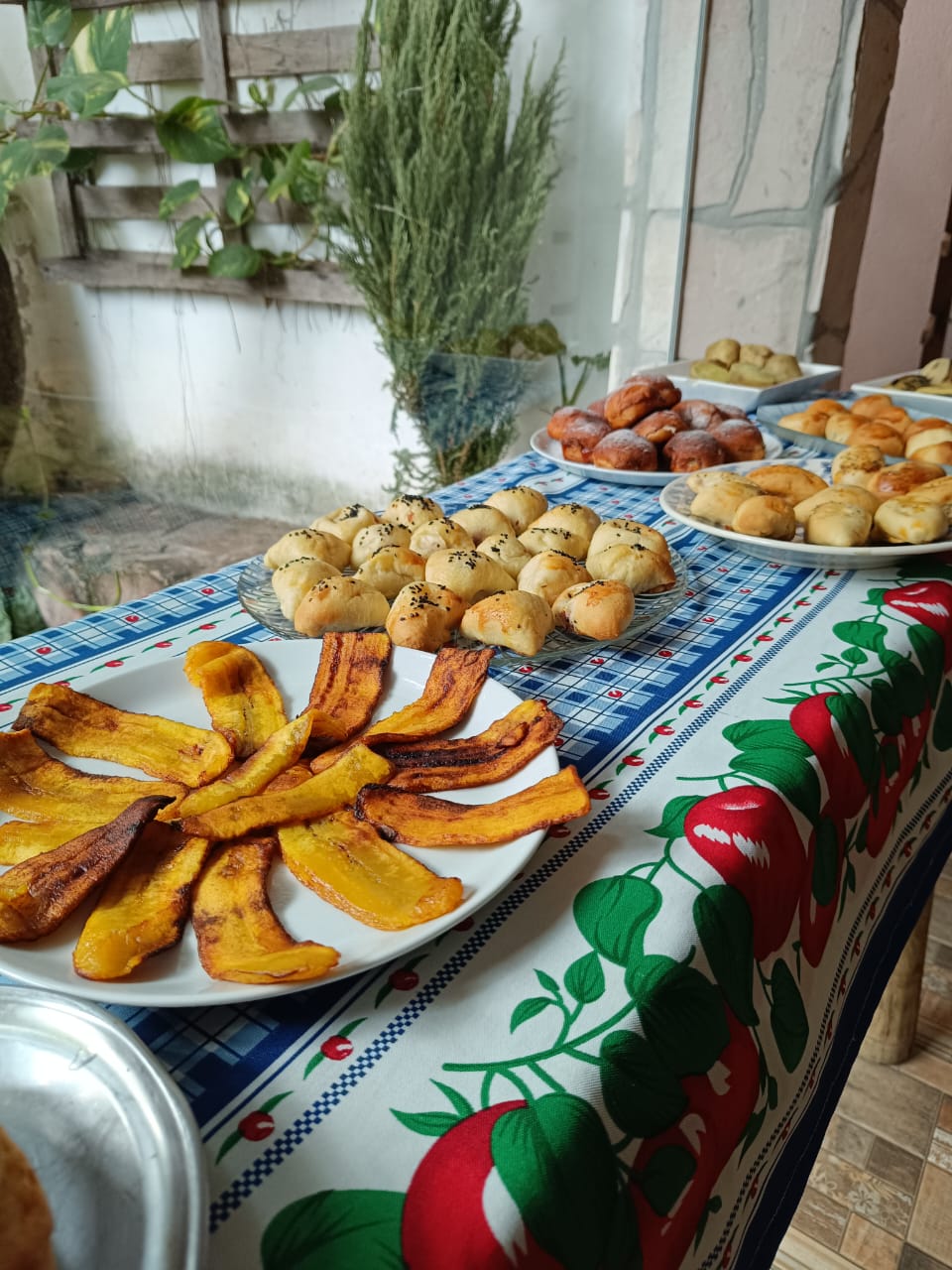 Banana da terra assada servida no café da manhã