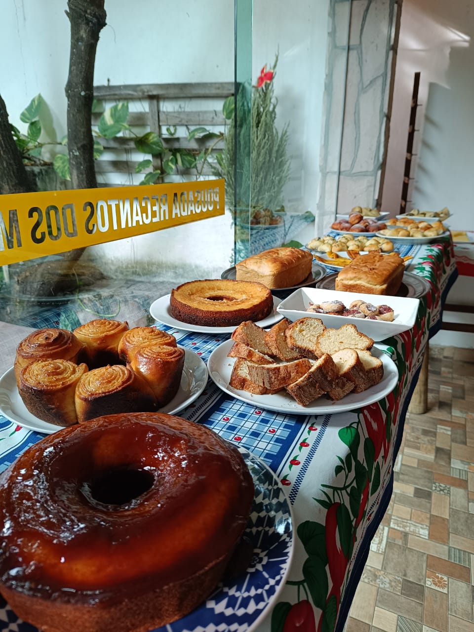 Mesa de café da manhã com quitandas e frutas regionais